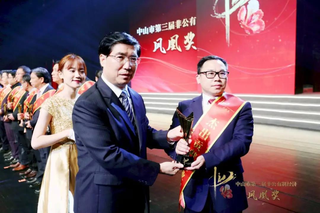 市委书记赖泽华亲自颁奖，香蕉APP视频下载集团执行总裁李贱根代表黄寿金董事长领奖
